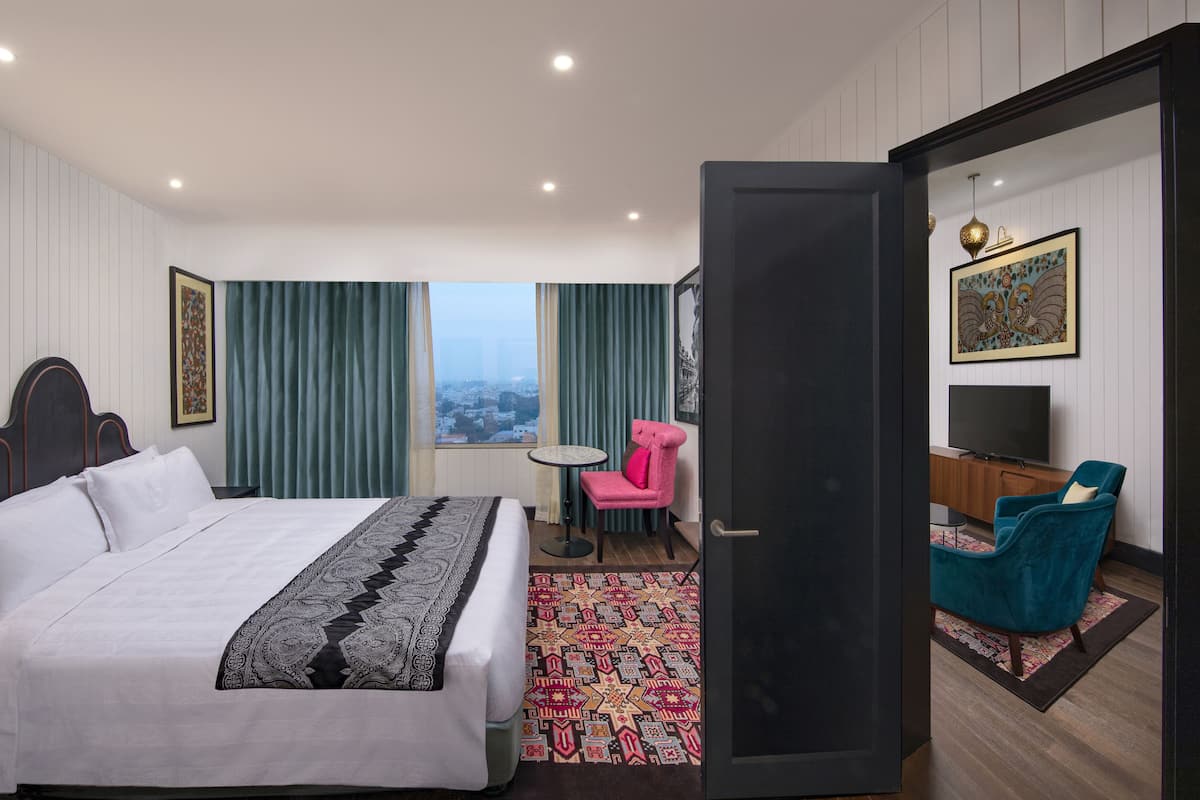 Suite, 1 kingsize bed (Executive Suite) | 1 slaapkamer, luxe beddengoed, een minibar, een kluis op de kamer