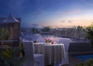 Outdoor pool, pool umbrellas, sun loungers - Welcomhotel By ITC Hotels Guntur (Guntur)