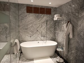 Suite, 1 cama King size (Executive Suite) | Baño | Amenidades de baño gratuitas, secadora de cabello, batas, toallas