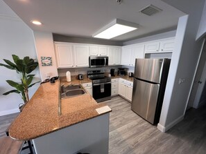 Private kitchen - Disney Condo-Beautiful Lake views from XL Balcony (Orlando)