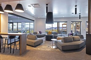 TV, video games - *Free Ski Rentals* No Car Needed – Walk to Skiing | Hot Tub | Pool | Lounge with Pool Table & Games (Park City)