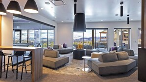 Un intérieur moderne avec un coin bar, des canapés et une cheminée.