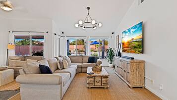 TV connectée, table de tennis de table, livres