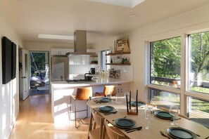 Geladeira, micro-ondas, cooktop, lava-louças