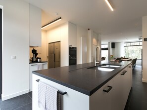 Fridge, microwave, oven, stovetop - Villa on estate with sauna and views (Kluisbergen)