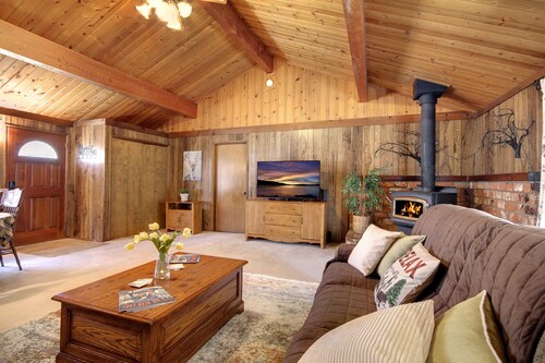 4 Bedroom cabin, dog friendly with large private fenced yard and EV charger
