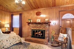 4 bedrooms, iron/ironing board, free WiFi, bed sheets - 4 Bedroom cabin, dog friendly with large private fenced yard and EV charger (Big Bear City)