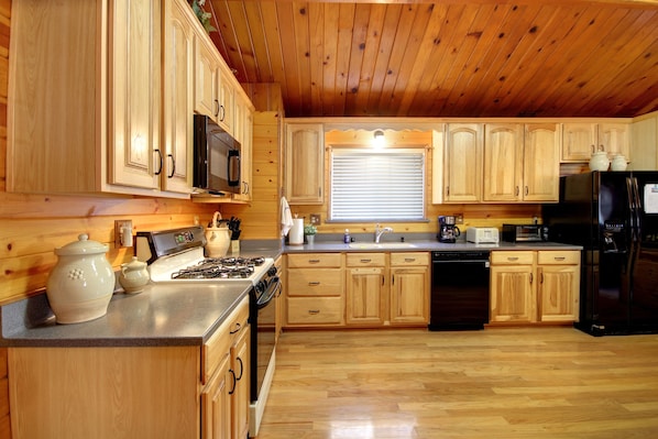 Fridge, microwave, oven, stovetop - 4 Bedroom cabin, dog friendly with large private fenced yard and EV charger (Big Bear City)