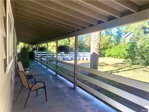 Terrace/patio - 4 Bedroom cabin, dog friendly with large private fenced yard and EV charger (Big Bear City)