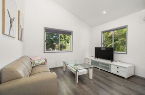 Smart TV, DVD player - Tropical 2 bedroom home with Pool and Sauna (Shailer Park)