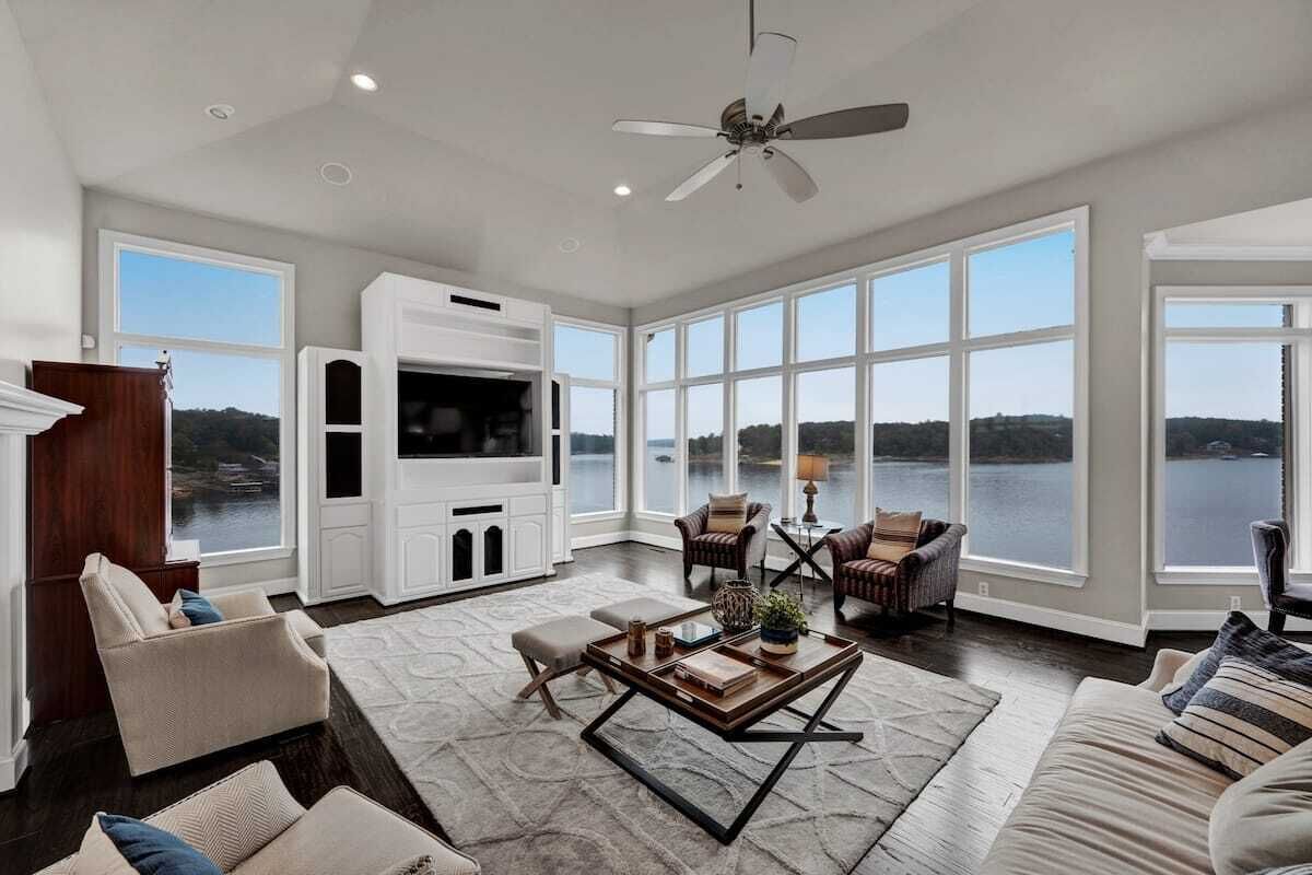 Luxe Private Lakefront Getaway on Smith Lake!
