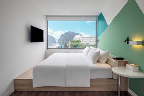 Minibar, in-room safe, desk, laptop workspace - Tru by Hilton Ha Long Hon Gai Centre (Ha Long)