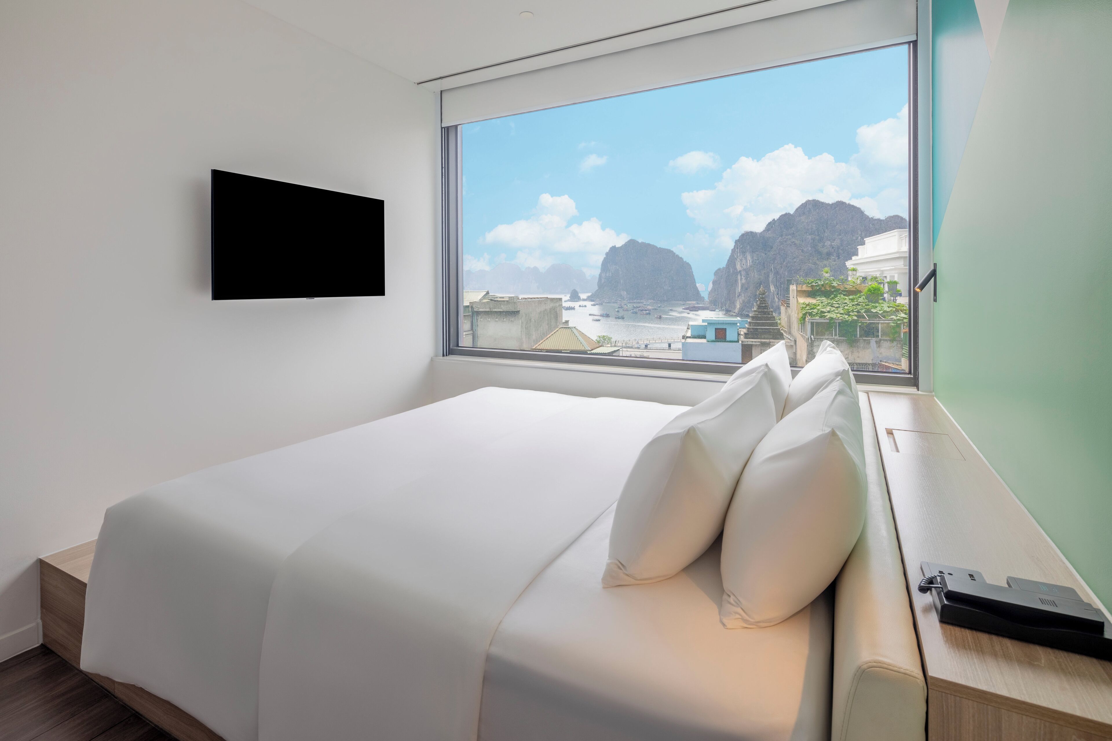 Minibar, caja de seguridad en la habitación y escritorio 