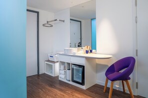 Minibar, caja fuerte, escritorio y espacio para trabajar con un portátil