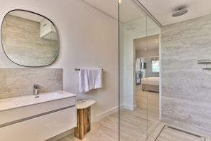 Combined shower/tub, hair dryer, towels - Studio in Camps Bay - 40m from beach (Cape Town)