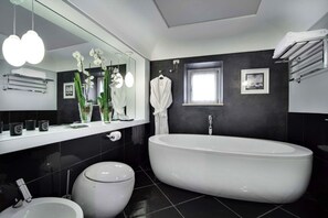 Bathtub, hair dryer, towels, soap - Sahira, Exclusive Property in Praiano with private pool and SPA (Praiano)