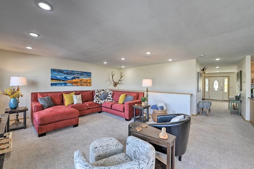 Outdoor Enthusiasts' Retreat w/ Hot Tub, Deck