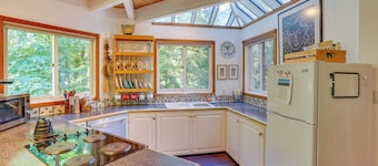 River Views, Private Hot Springs Tub, Forest, Deck