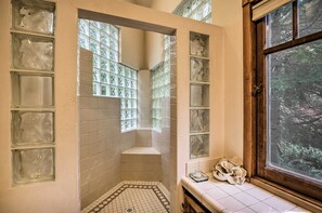 Spa - River Views, Private Hot Springs Tub, Forest, Deck (McKenzie Bridge)