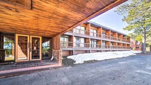 Un immeuble à plusieurs étages doté d’une façade en bois et de grandes fenêtres.