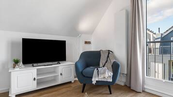 Fernseher, Kamin, Tischtennisplatte, Videothek