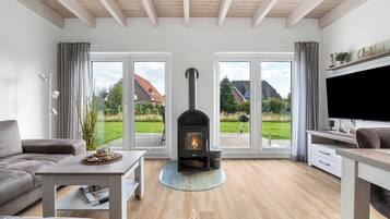 Een televisie, een open haard en een tafeltennistafel