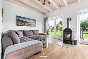 Fernseher, Kamin, Tischtennisplatte, Videothek