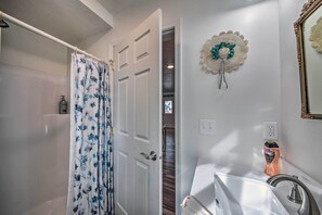 Amenidades de baño gratuitas, secadora de cabello, toallas 