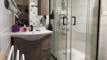 Een douche, een haardroger, toiletpapier