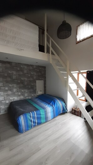 2 slaapkamers, een strijkplank/strijkijzer, gratis wifi, beddengoed