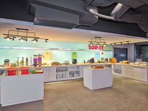 朝食 (ビュッフェ)、毎日提供 (無料)