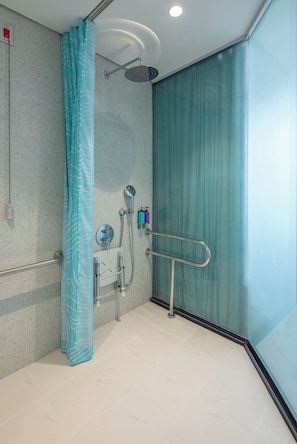 Camera, 1 letto king, accessibile ai disabili | Bagno | Doccia, set di cortesia gratuito, asciugacapelli, pantofole