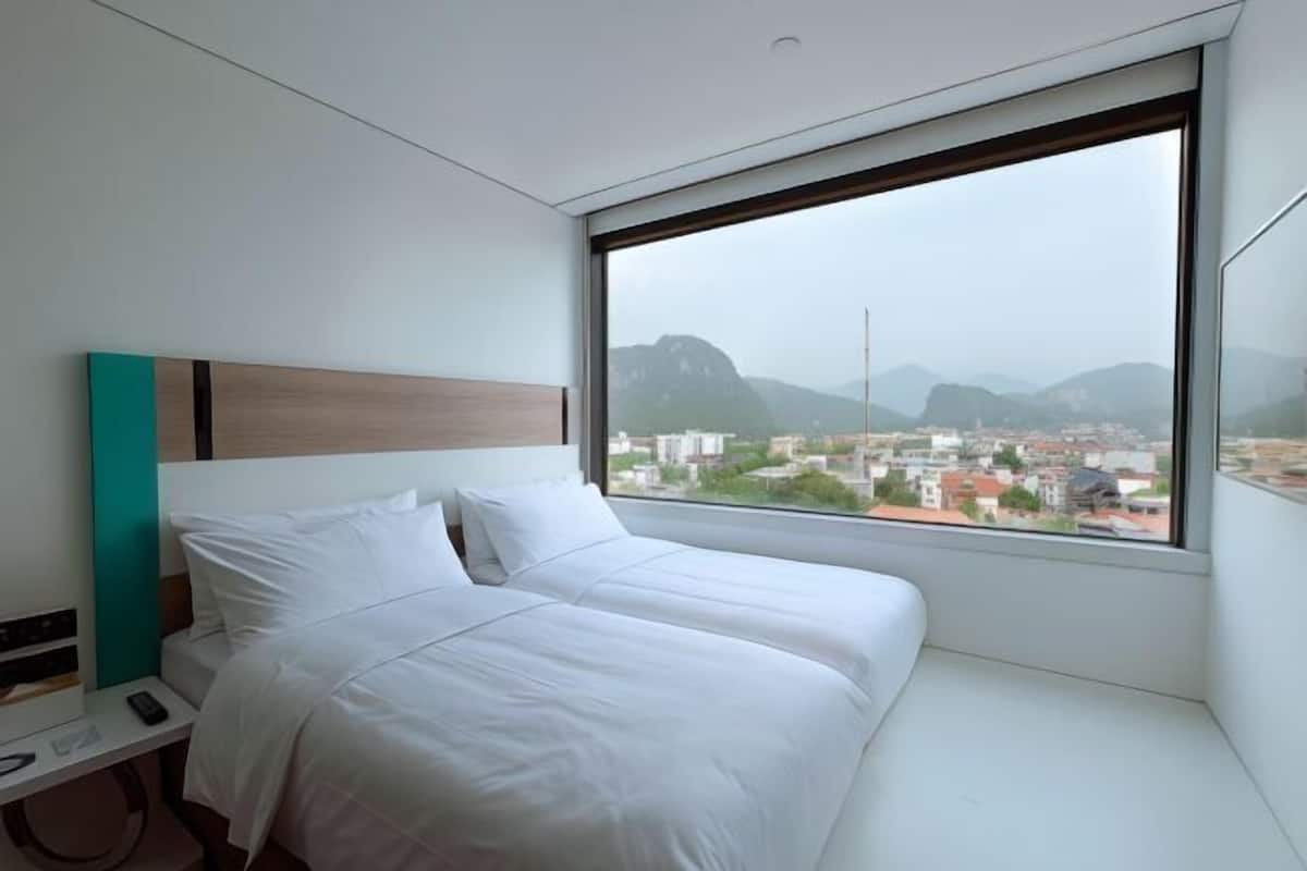 Minibar, desk, laptop workspace, free WiFi