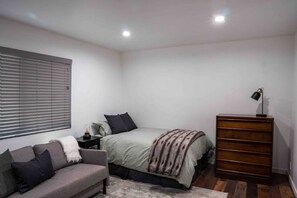 2 slaapkamers, een strijkplank/strijkijzer, gratis wifi, beddengoed