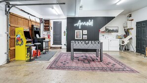 Une buanderie équipée d’une table de baby-foot, d’un lave-linge et d’un sèche-linge.