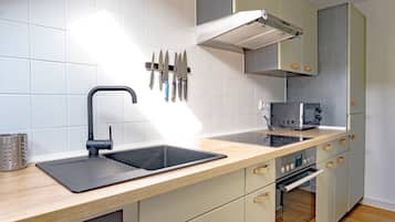 Fridge, microwave, dishwasher, coffee/tea maker