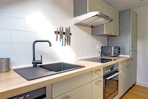 Fridge, microwave, dishwasher, coffee/tea maker