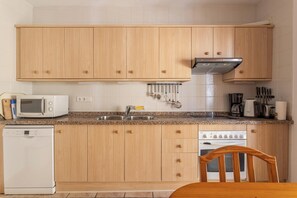 Een koelkast, een microgolfoven, een oven, een kookplaat