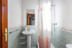 Baignoire, sĂšche-cheveux, serviettes fournies