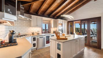 Frigorífic, microones, forn i placa de cuina