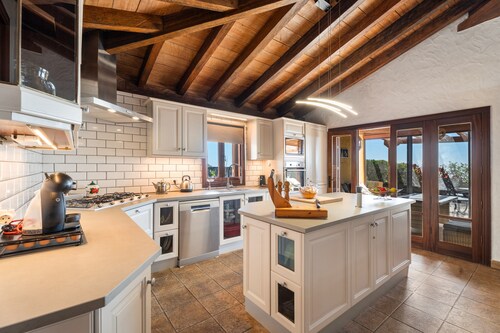 Pet-friendly Villa Finca Toledo with Pool, Terrace, Garden, A/C & Wi-Fi