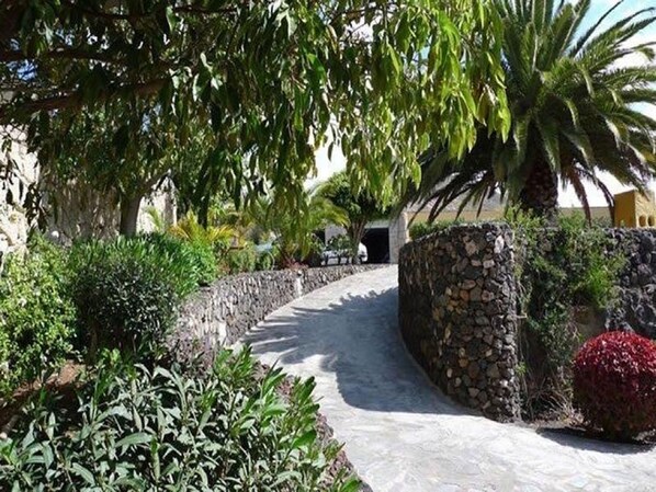 المنطقة المحيطة بالمنشأة