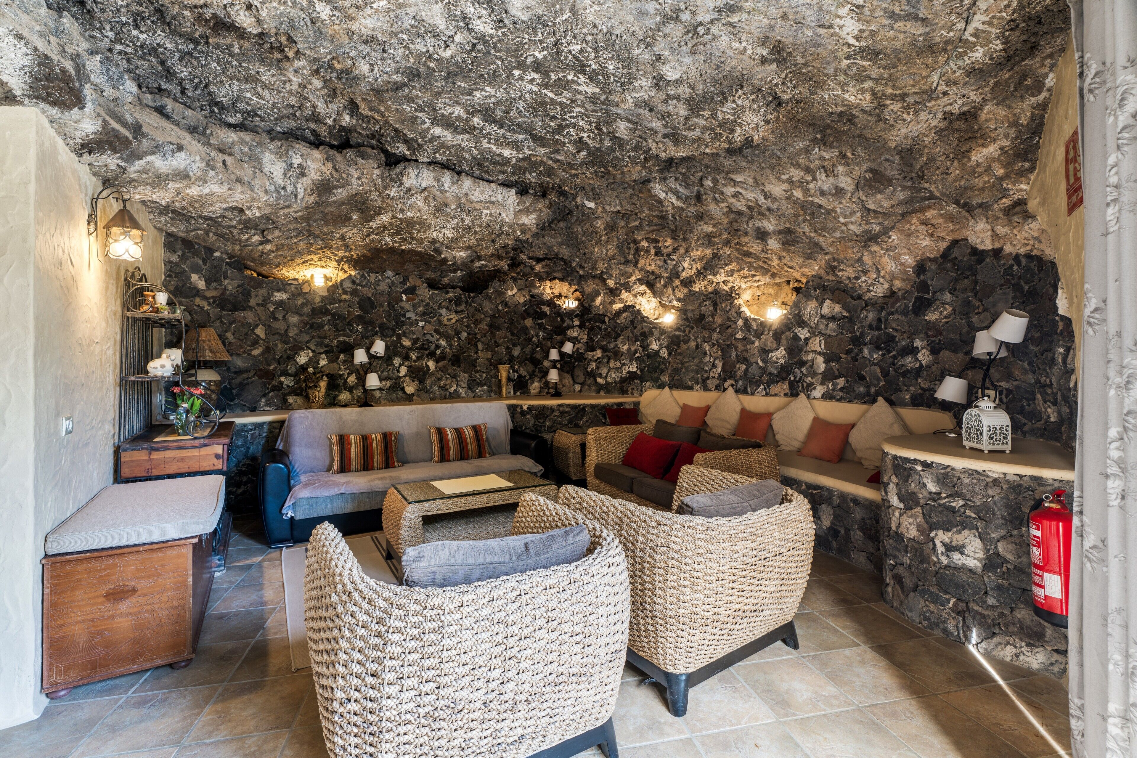 Televisor, llar de foc, videojocs i reproductor de DVD 