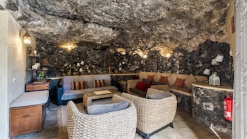 Televisor, llar de foc, videojocs i reproductor de DVD