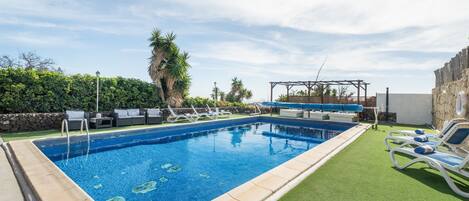 Lämmitetty uima-allas