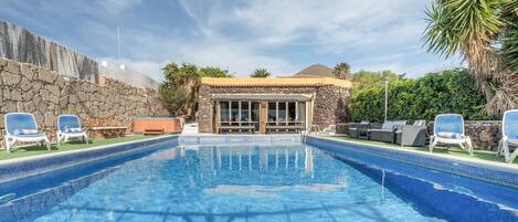 Een verwarmd zwembad