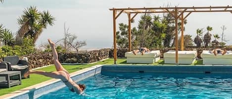 حمّام سباحة مُدفَّأ