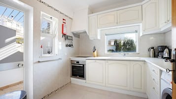 Frigorífico, microondas, horno y placa de cocina