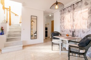 Dining - Holiday Apartment with Sea View, Shared Pool & Jacuzzi, Terraces, Garden & Wi-Fi (Gran Alacant)