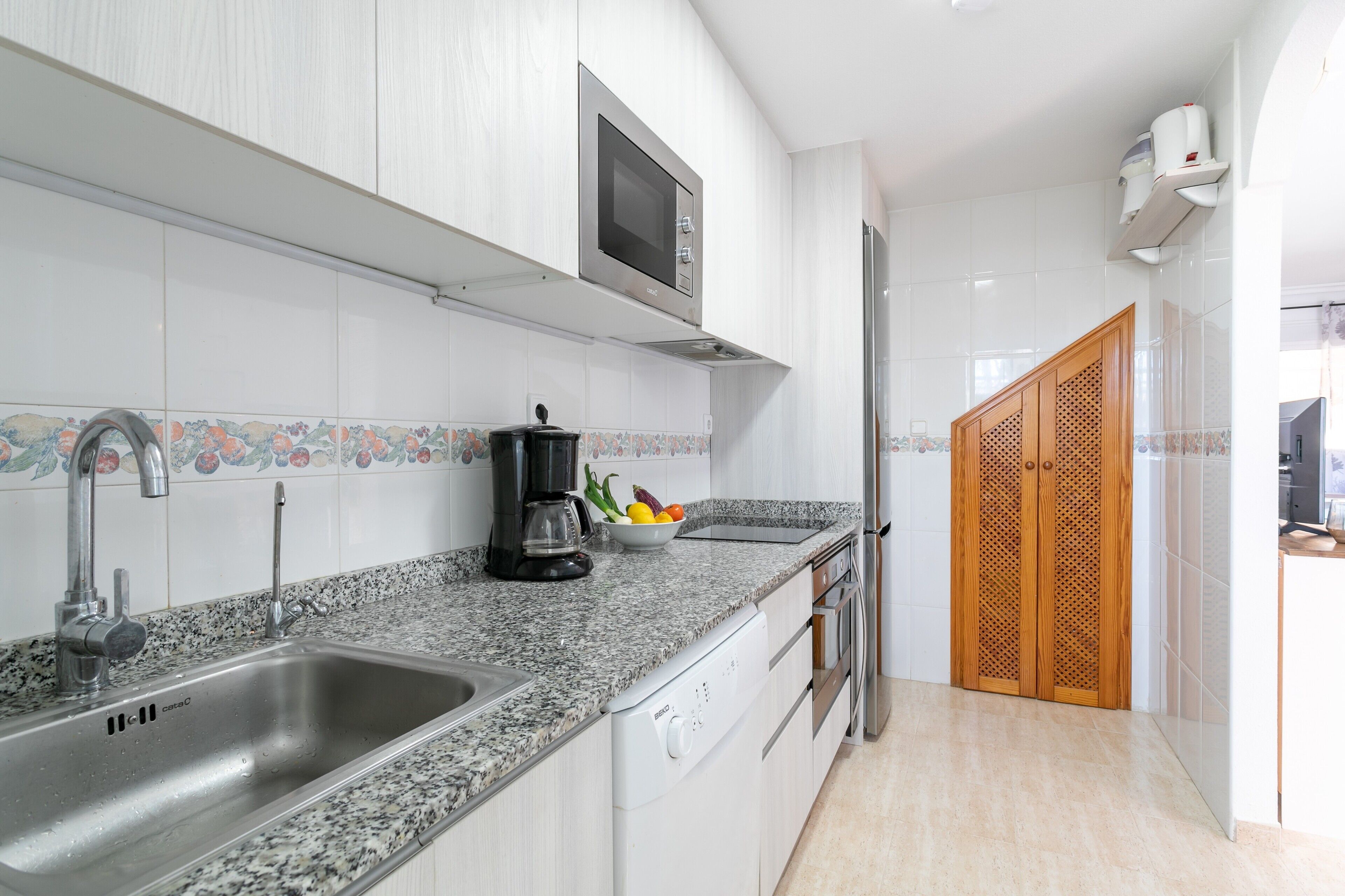 冷蔵庫、電子レン ジ、オーブン、コンロ